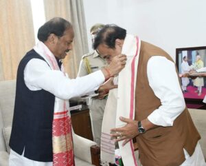 Raghubar Das की तस्वीर ने झारखंड की राजनीति में मचाई हलचल, हिमन्ता बिस्वा सरमा और मोहन माँझी ने ओडिसा राजभवन में किया मुलाकात, चर्चाएँ तेज... 