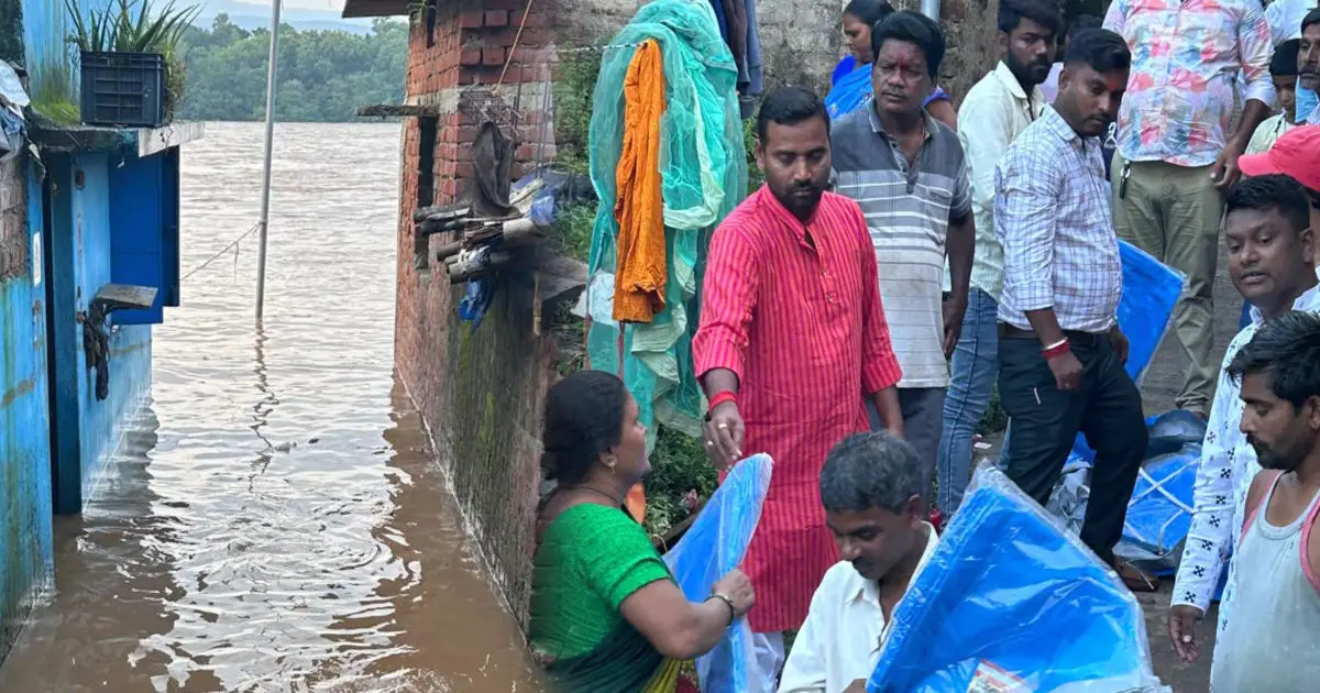 लगातार बारिश से कल्याण नगर सहित अन्य बस्तियां प्रभावित, Tata Steel Foundation ने बांटा राहत सामग्री