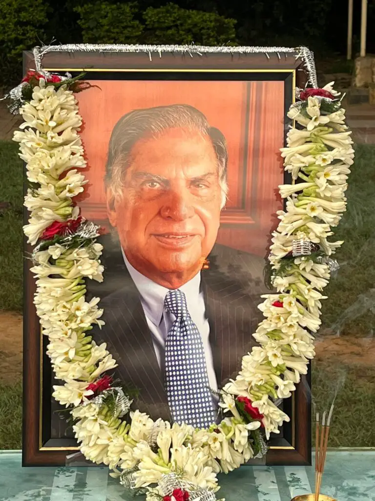 जोगर्स क्लब सोनारी द्वारा स्वर्गीय Ratan Tata को श्रद्धांजलि, बड़ी संख्या में सदस्यों ने दिया भावपूर्ण सम्मान