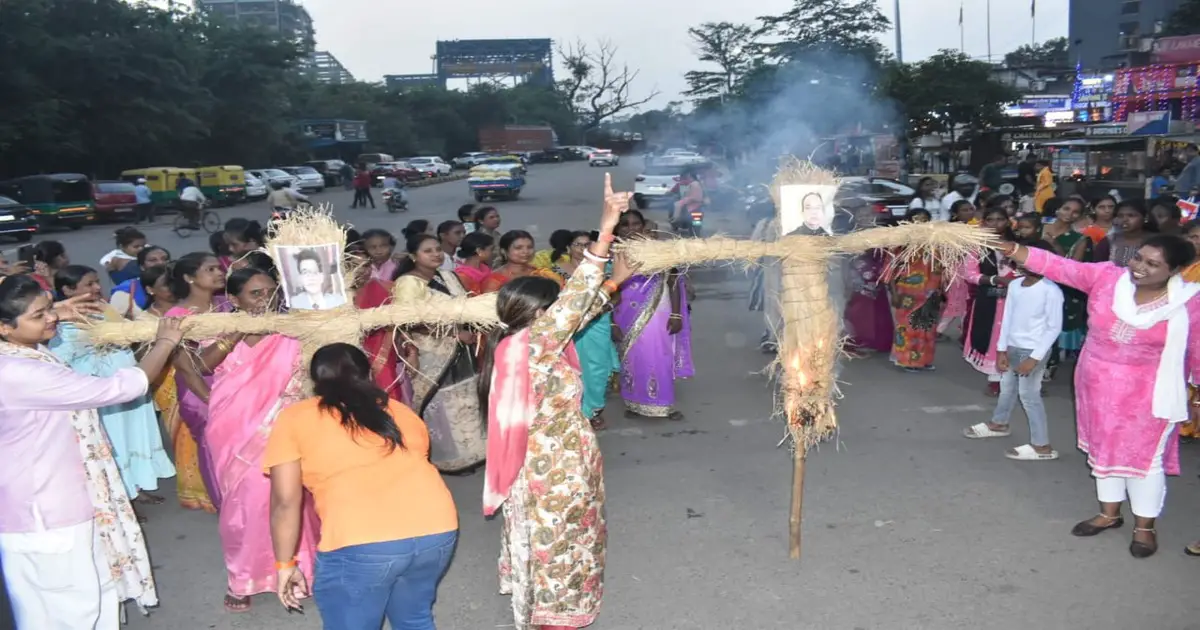 महिला विरोधी टिप्पणियों पर आक्रोश, Congress नेता डॉ अजय और इरफ़ान अंसारी का पुतला दहन