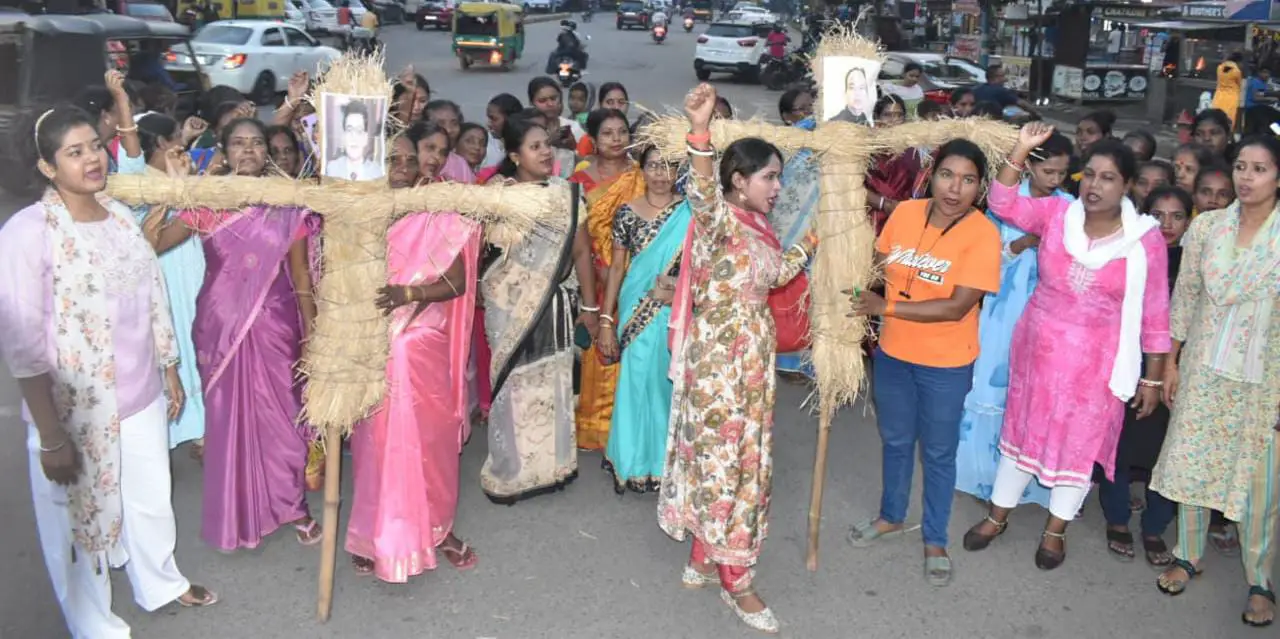 महिला विरोधी टिप्पणियों पर आक्रोश, Congress नेता डॉ अजय और इरफ़ान अंसारी का पुतला दहन