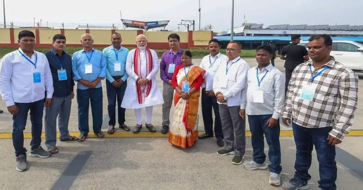 प्रधानमंत्री मोदी ने Ranchi Airport पर भाजपा प्रदेश कार्यालय में सेवा देने वाले कार्यकर्ताओं से की मुलाकात, हज़ारीबाग़ में परिवर्तन यात्रा का करेंगे समापन