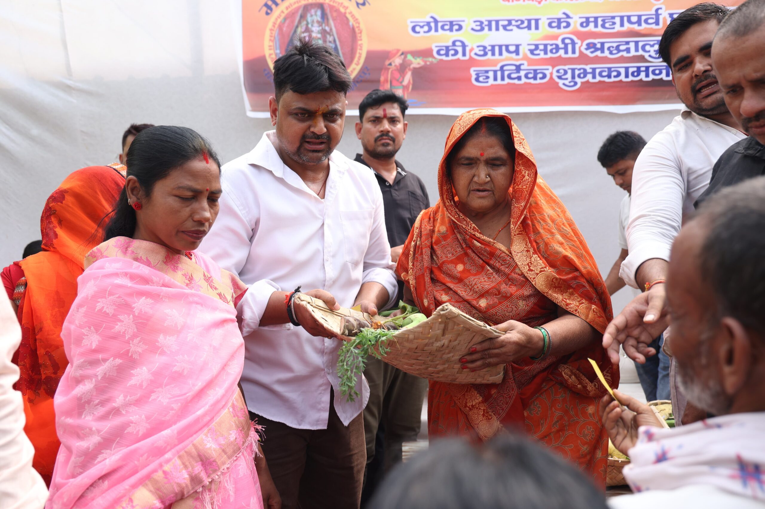 माई दरबार सेवा संघ ने छठ व्रतधारियों के बीच बांटी निशुल्क पूजन सामग्रियां